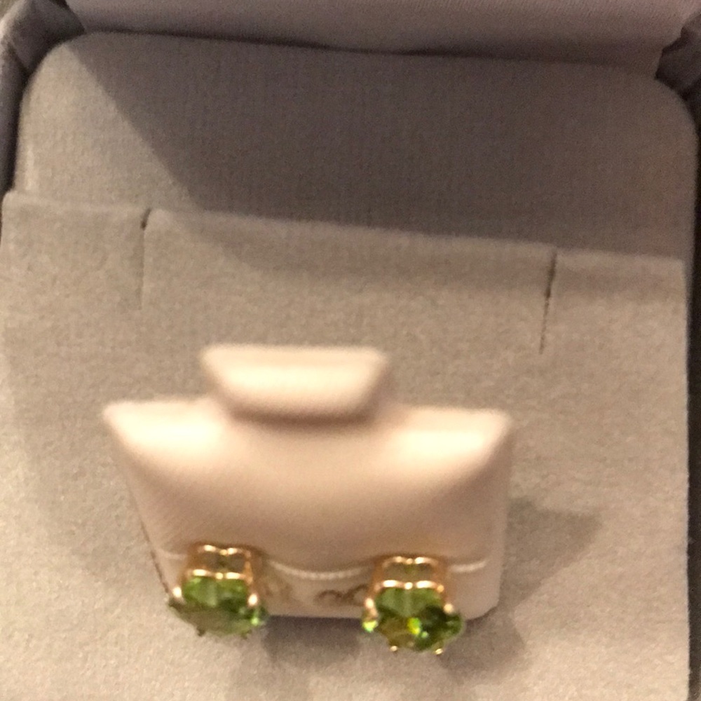 14 KT gold Peridot heart shaped earrings - Picture 5 of 7